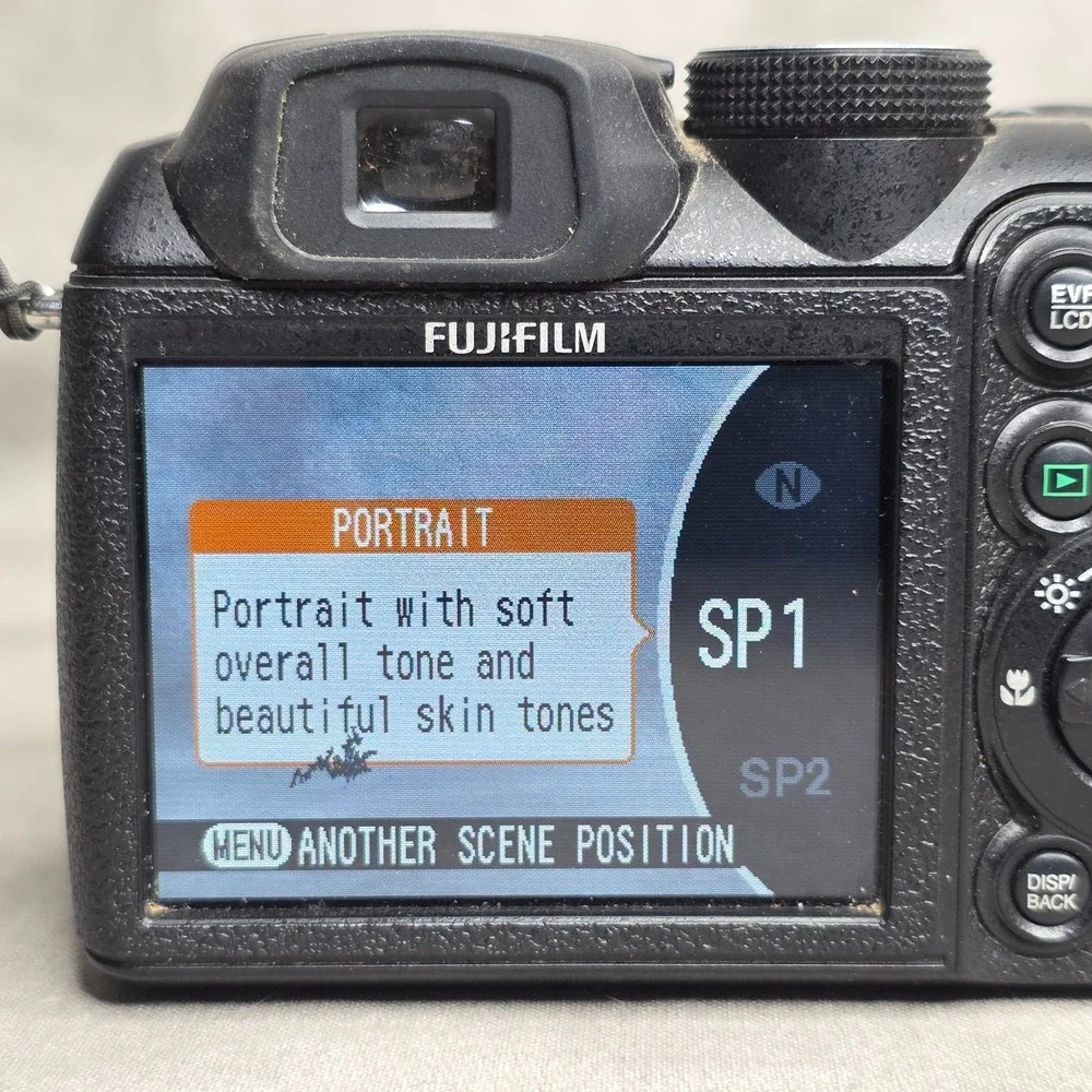 Fujifilm FinePix‎ S Series S1000fd 10.0MP Digital Camera FOR PARTS OR REPAIR